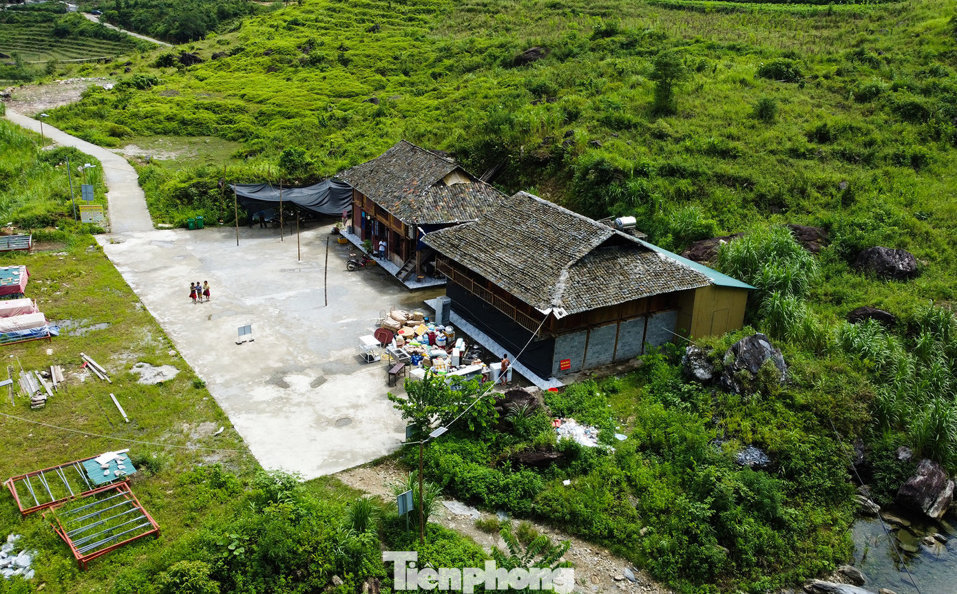 Cách thác nước không xa là địa điểm dừng chân được UBND xã Du Già ký hợp đồng cho Hợp tác xã Tân Thành thuê kinh doanh. Tuy nhiên, tại đây, một nhà sàn được xây dựng trái phép và đang có tranh chấp về quyền sở hữu, mua bán. Huyện Yên Minh đang yêu cầu các bên nhanh chóng giải quyết, đảm bảo an ninh, an toàn và trật tự. Cách thác nước không xa là địa điểm dừng chân được UBND xã Du Già ký hợp đồng cho Hợp tác xã Tân Thành thuê kinh doanh. Tuy nhiên, tại đây, một nhà sàn được xây dựng trái phép và đang có tranh chấp về quyền sở hữu, mua bán. Huyện Yên Minh đang yêu cầu các bên nhanh chóng giải quyết, đảm bảo an ninh, an toàn và trật tự.