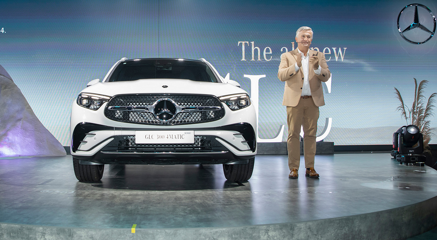 Tổng Giám đốc Mercedes-Benz Việt Nam ông Bradley Kelly bên mẫu GLC mới. Tổng Giám đốc Mercedes-Benz Việt Nam ông Bradley Kelly bên mẫu GLC mới.