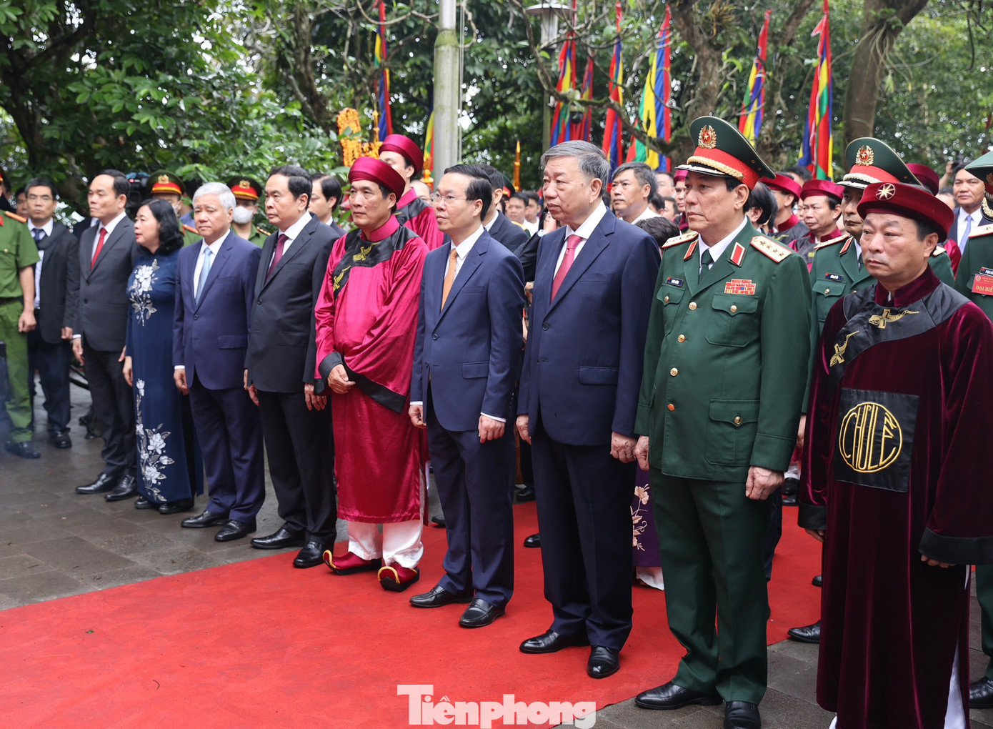 Chủ tịch nước Võ Văn Thưởng cùng đoàn đại biểu dâng hương, hoa bày tỏ lòng biết ơn sâu sắc các bậc tiền nhân.