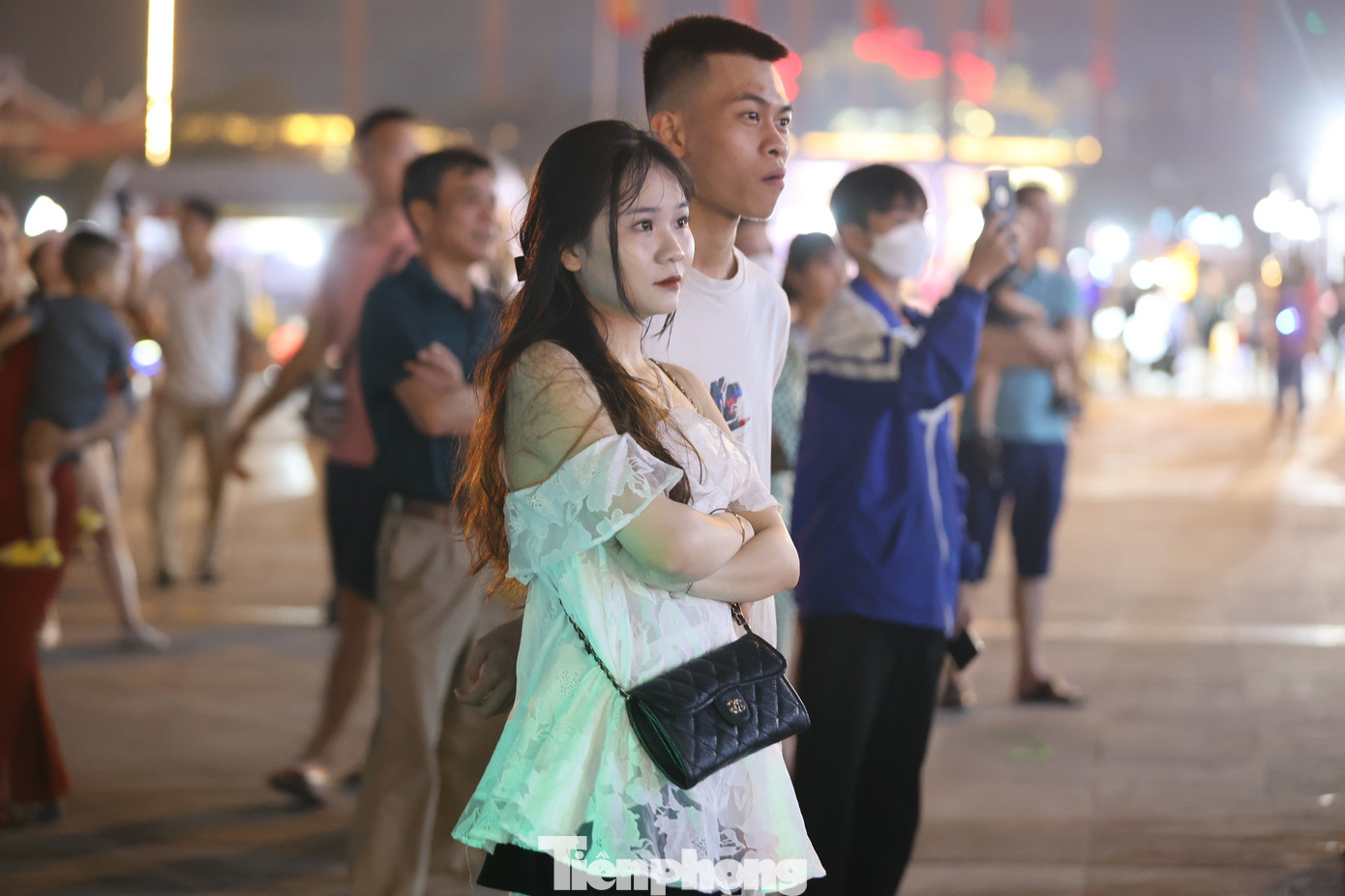 Đôi bạn trẻ không rời mắt trước các màn pháo hoa.