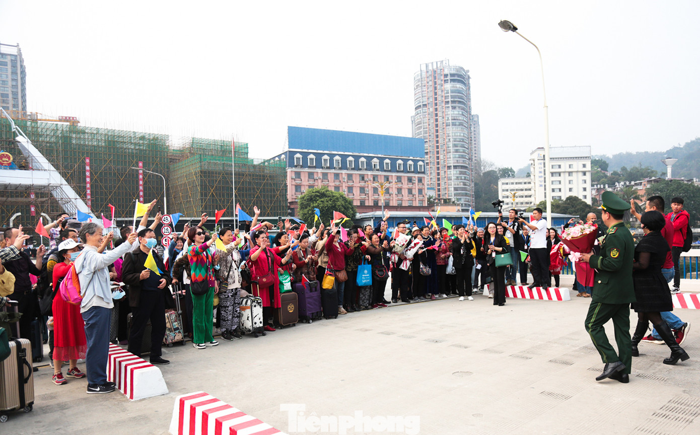 Các du khách Trung Quốc tỏ rõ sự hồ hởi, phấn khởi được quay trở lại Việt Nam đi du lịch.