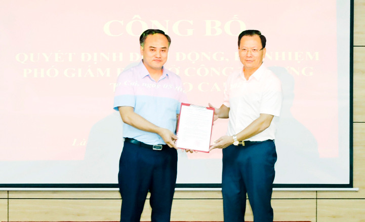 Phó Chủ tịch Thường trực UBND tỉnh Lào Cai Hoàng Quốc Khánh trao quyết định cho ông Nguyễn Trường Giang. Ảnh: Báo Lào Cai. Phó Chủ tịch Thường trực UBND tỉnh Lào Cai Hoàng Quốc Khánh trao quyết định cho ông Nguyễn Trường Giang. Ảnh: Báo Lào Cai.