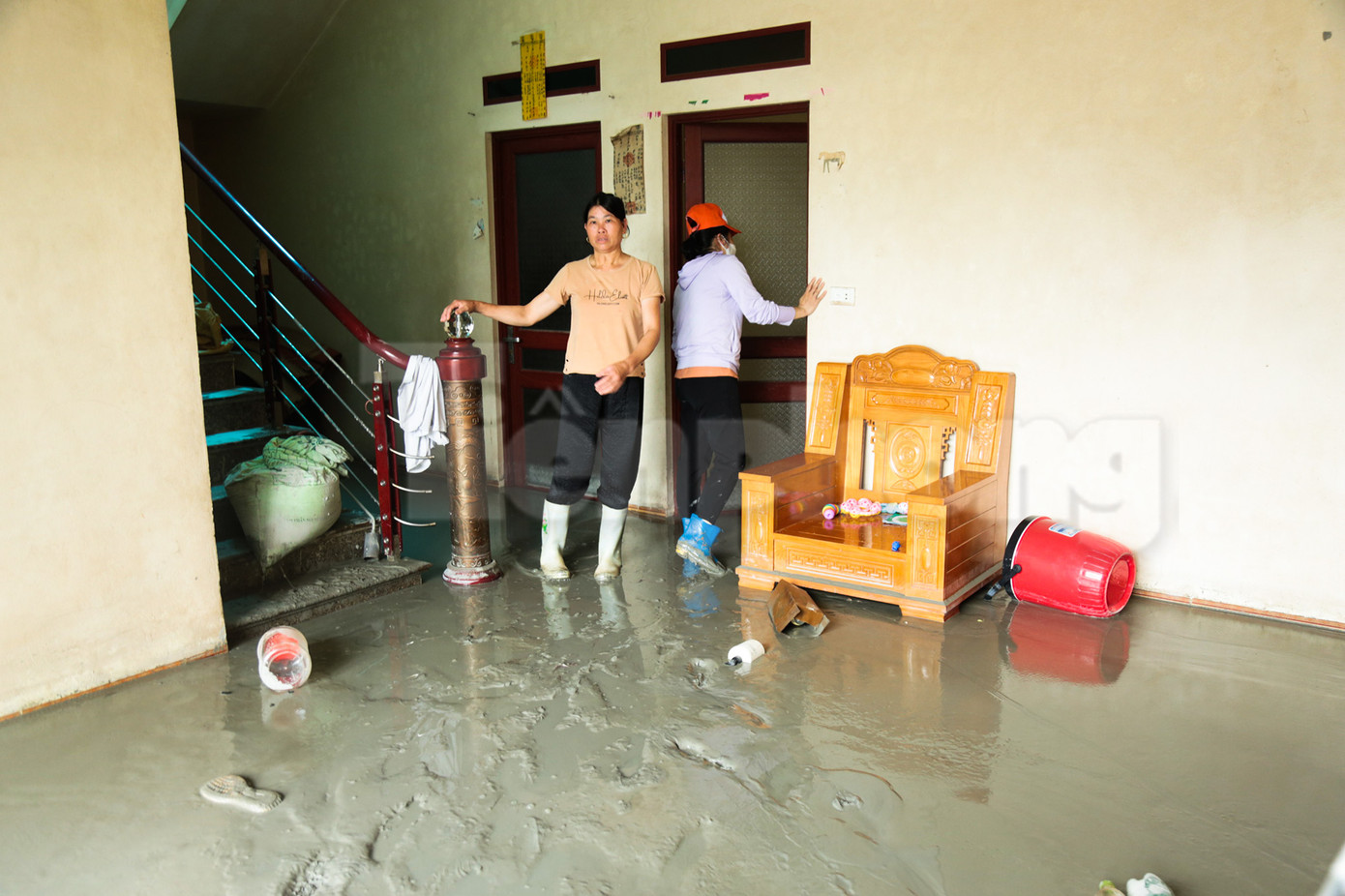 Chính quyền địa phương, đơn vị mỏ huy động lực lượng thanh niên, công nhân, dân quân tham gia công tác khắc phục, dọn dẹp bùn đất.