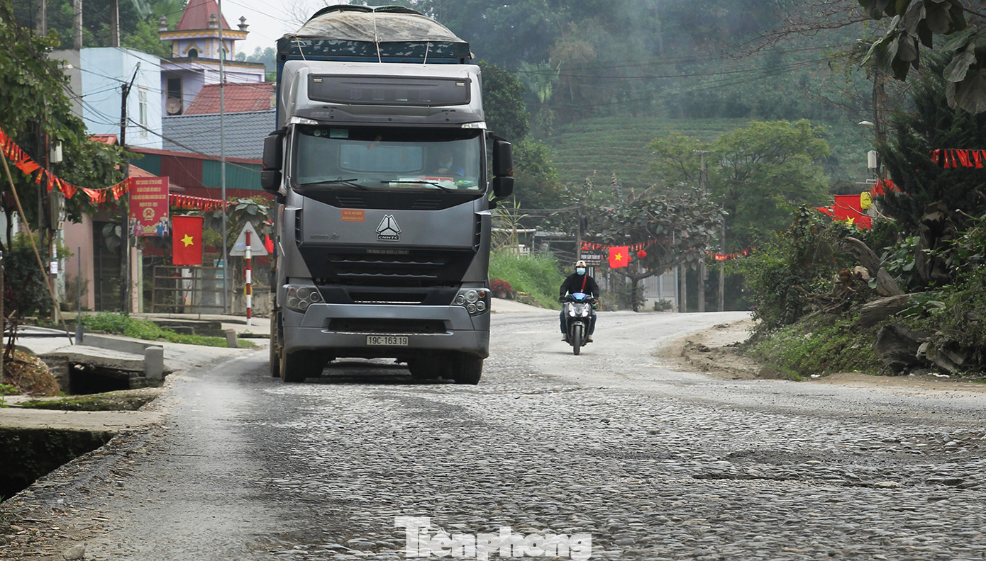 Quốc lộ 70 đoạn qua tỉnh Yên Bái nhiều chỗ xuống cấp (ảnh: Văn Đức).