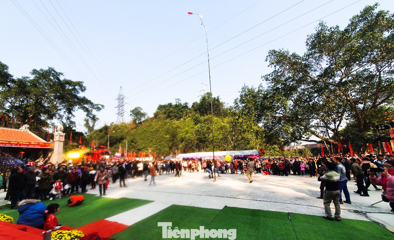 Các trò chơi được tổ chức ở lễ hội như ném còn, đánh yến, chọi gà, vật, hội đánh đu, đua thuyền, đẩy gậy.