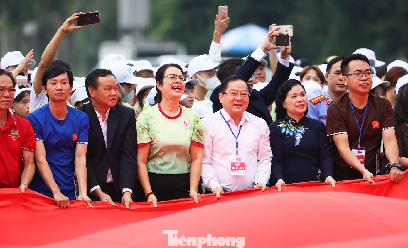 Bí thư Tỉnh ủy Lai Châu cũng bày tỏ sự vui mừng khi tỉnh được đón rất nhiều vận động viên và du khách đến dự giải Vô địch Quốc gia Marathon và cự ly dài báo Tiền Phong cũng như tham quan các điểm du lịch của Lai Châu.