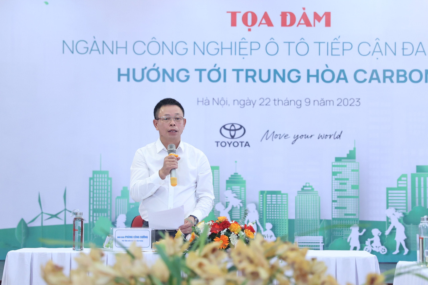 Nhà báo Phùng Công Sưởng - Phó Tổng biên tập báo Tiền Phong phát biểu. Nhà báo Phùng Công Sưởng - Phó Tổng biên tập báo Tiền Phong phát biểu.