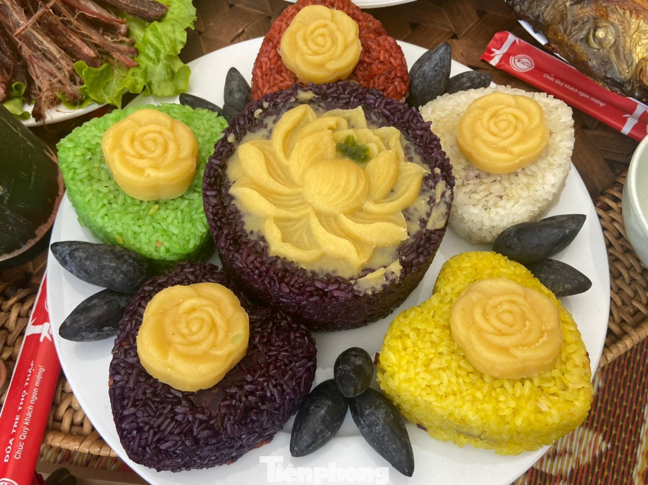 Xôi sắc màu được người dân nấu và tạo hình.