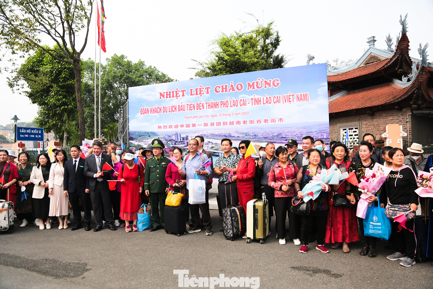 Trong buổi đón tiếp đoàn khách du lịch Trung Quốc, ngoài lực lượng Đồn Biên phòng cửa khẩu quốc tế Lào Cai còn có đại diện UBND thành phố Lào Cai, Hiệp hội du lịch và Sở Du lịch Lào Cai.