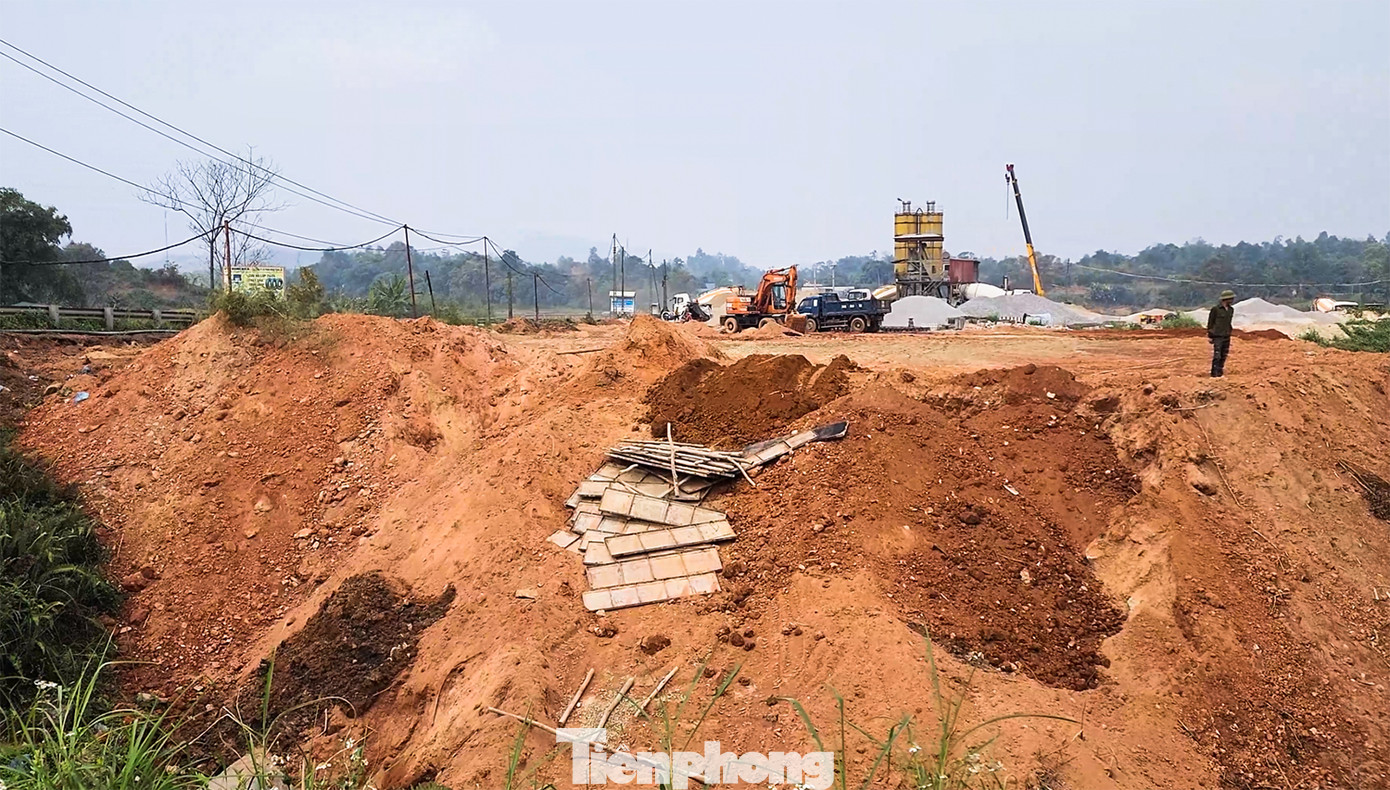 Trạm trộn bê tông không phép ngang nhiên san tạo mặt bằng, mở rộng quy mô. Trạm trộn bê tông không phép ngang nhiên san tạo mặt bằng, mở rộng quy mô.
