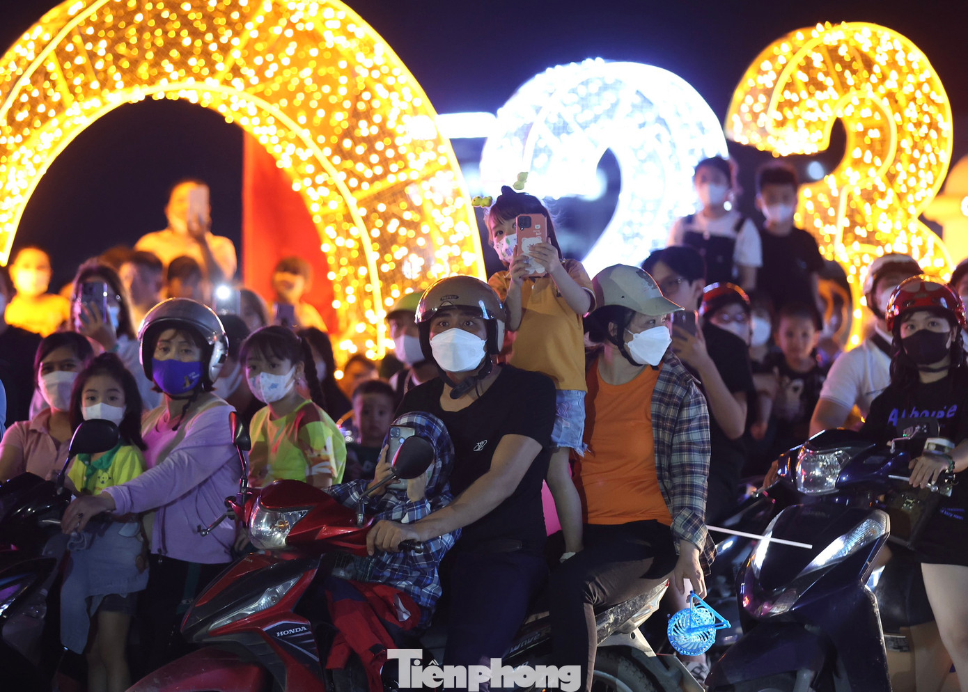 Một số gia đình chở theo con nhỏ, không quên đeo khẩu trang tại địa điểm đông người.