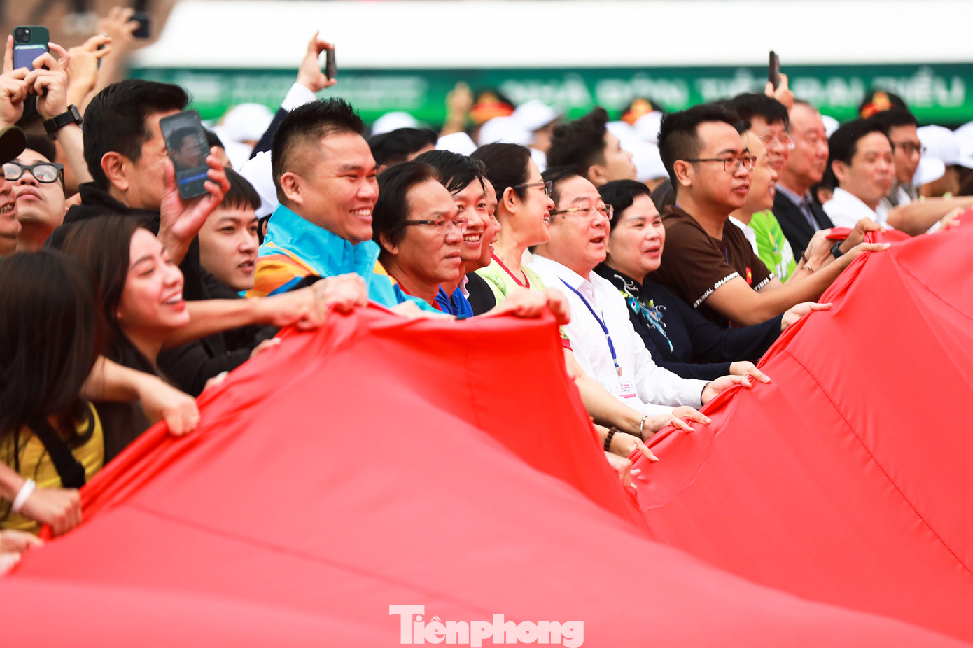 Bí thư Tỉnh ủy Lai Châu Giàng Páo Mỷ gửi lời chúc may mắn và chiến thắng đến toàn thể các vận động viên tham gia chinh phục đường chạy rất đẹp ở Lai Châu.