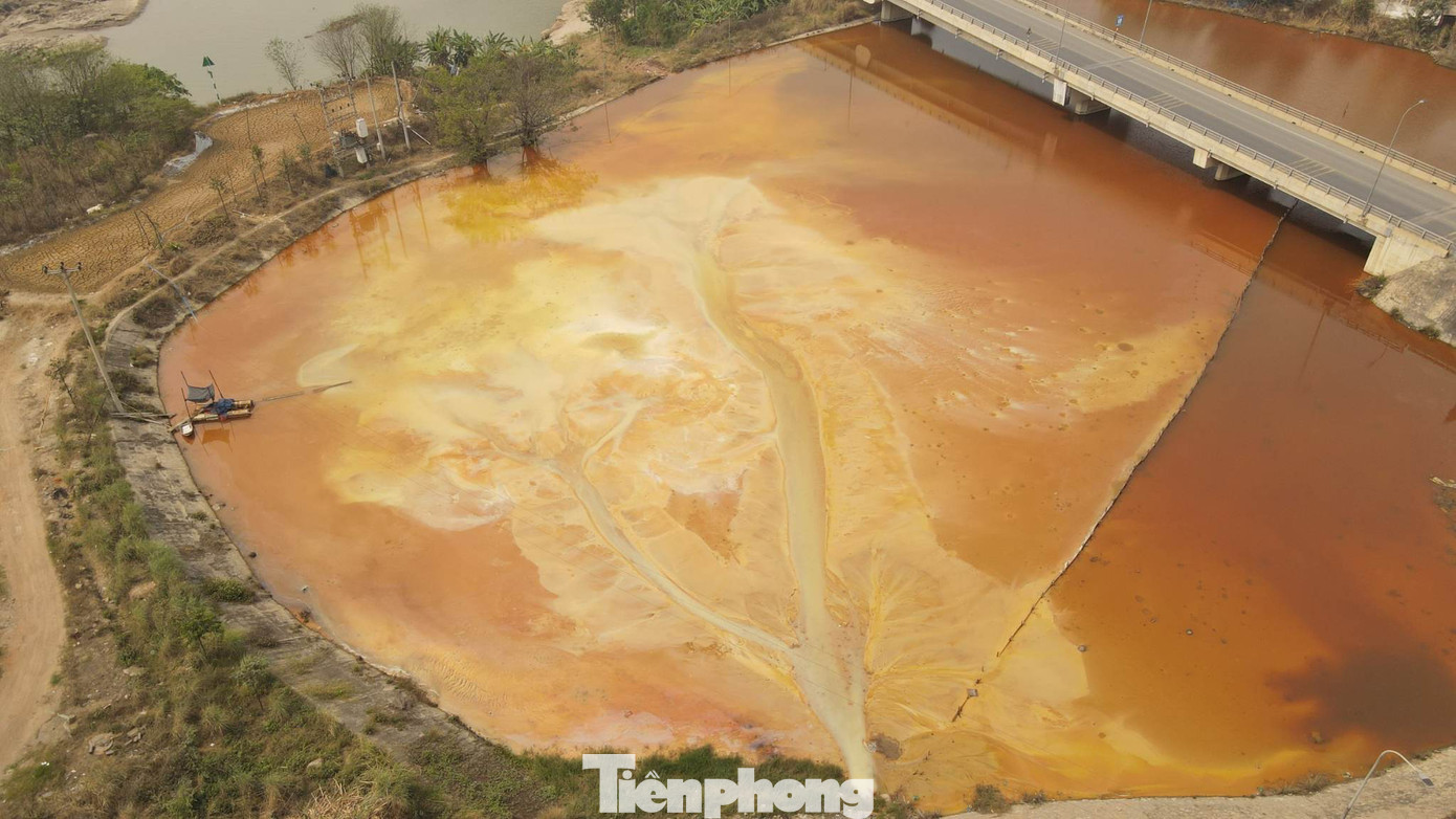 Khu vực hồ chứa nước thải của công ty cổ phần hóa chất Việt Trì (Phú Thọ).