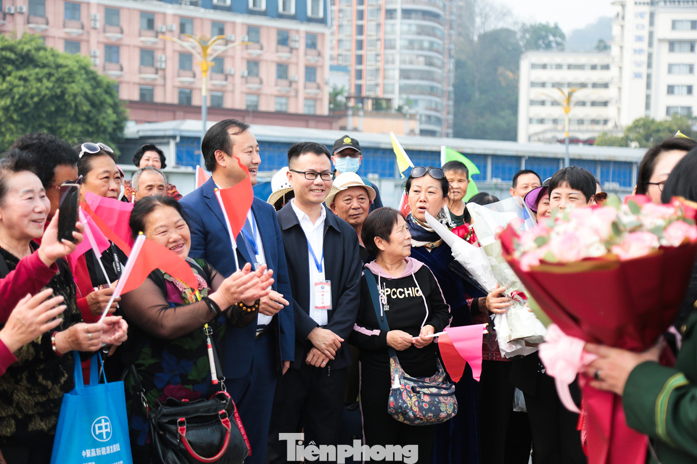 Theo tìm hiểu của phóng viên, đoàn 79 khách du lịch Trung Quốc này được một công ty lữ hành trụ sở tại Hà Nội kết nối với đối tác bên phía bạn thực hiện tour du lịch qua các địa điểm gồm Lào Cai, Sa Pa, Hà Nội, Cát Bà và Hạ Long.