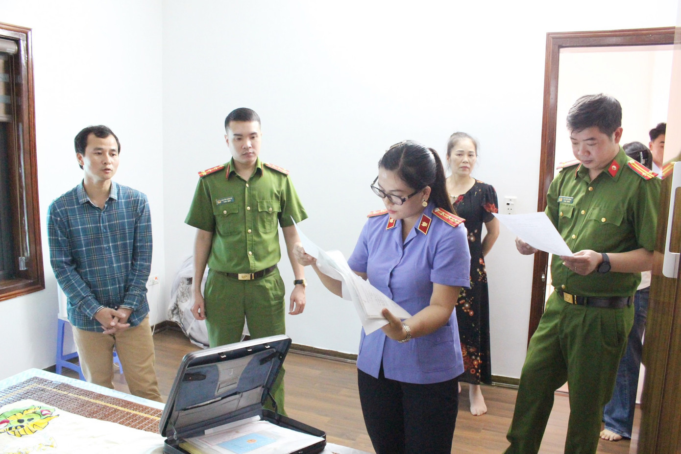 Các cơ quan chức năng tiến hành khám xét nhà ở của đối tượng Đào Hữu Bính. Các cơ quan chức năng tiến hành khám xét nhà ở của đối tượng Đào Hữu Bính.