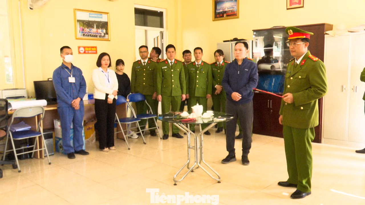 Cơ quan Cảnh sát điều tra Công an tỉnh Sơn La tiến hành khám xét tại trung tâm Đăng kiểm 2601D. Cơ quan Cảnh sát điều tra Công an tỉnh Sơn La tiến hành khám xét tại trung tâm Đăng kiểm 2601D.