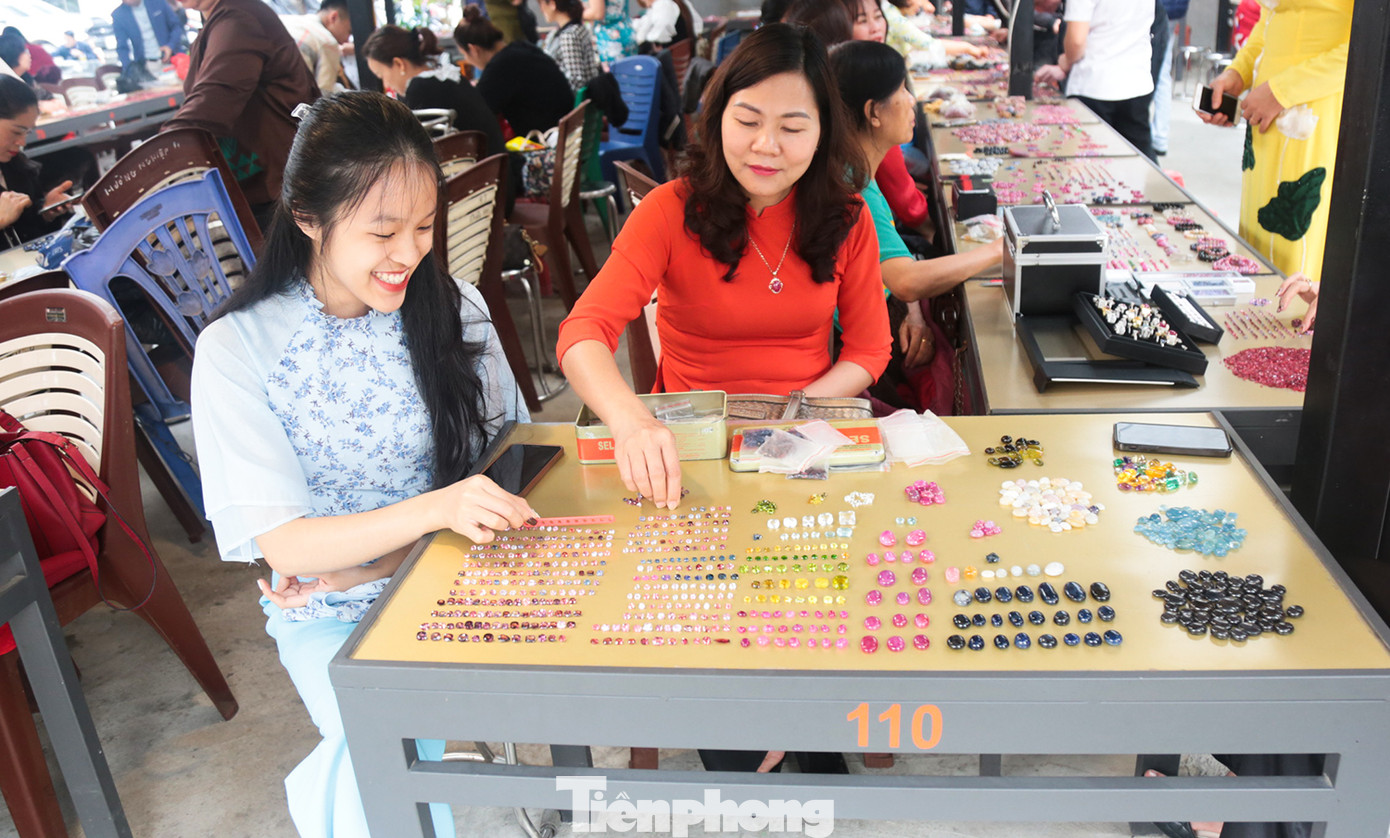 Theo lãnh đạo địa phương, chợ đá quý thị trấn Yên Thế hình thành từ những năm 90 của thế kỷ trước.