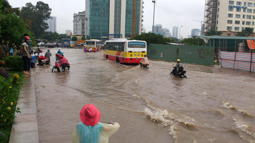 Giao thông qua lại khu vực này gặp rất nhiều khó khăn