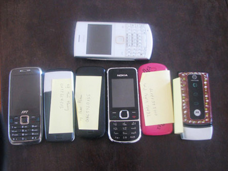 Điện thoại di động liên quan hành vi lừa đảo bị công an thu giữ. Điện thoại di động liên quan hành vi lừa đảo bị công an thu giữ