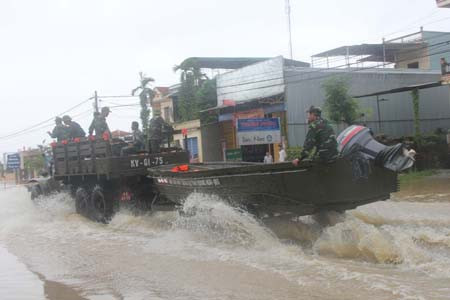 Bộ đội tỉnh điều động phương tiện, lực lượng cứu hộ người dân hạ lưu Sông Vệ rạng sáng 16/11. Bộ đội tỉnh điều động phương tiện, lực lượng cứu hộ người dân hạ lưu Sông Vệ rạng sáng 16/11