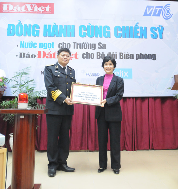 Thiếu tướng Bùi Sĩ Trinh – Phó chủ nhiệm Chính trị (Bộ tư lệnh Quân chủng Hải quân)tiếp nhận năm thiết bị lọc nước bằng năng lượng từ Công ty FCubed