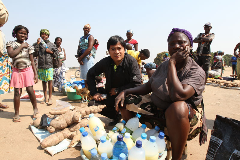 PV TPO tại một ngôi chợ của người dân Angola