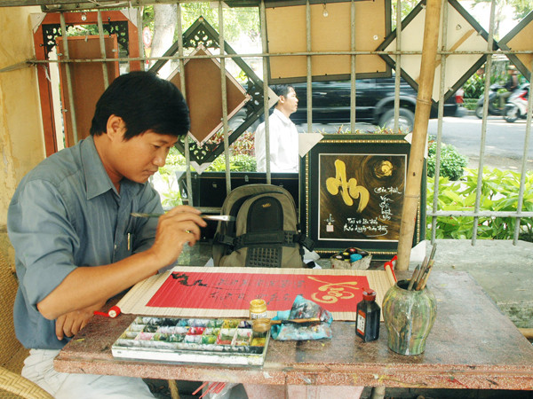 Miệt mài với câu đối ngày xuân. Ảnh: T.N.A 