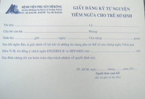 Trẻ sơ sinh trước khi tiêm phòng phải được người nhà ký vào tờ giấy đồng ý này. Ảnh: Lê Phương