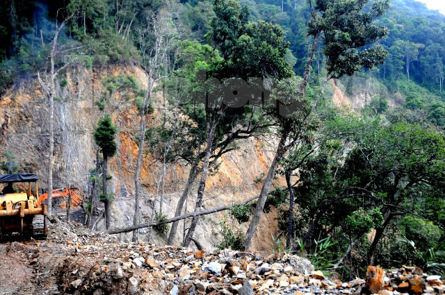 Rất nhiều đoạn của con đường nằm trên sườn núi chênh vênh, ở độ cao hàng nghìn mét so với mặt nước biển