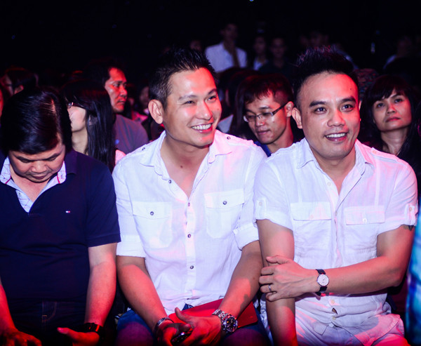 Jennifer Phạm được chồng hộ tống đi làm MC ảnh 8