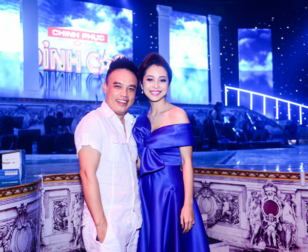 Jennifer Phạm được chồng hộ tống đi làm MC ảnh 9