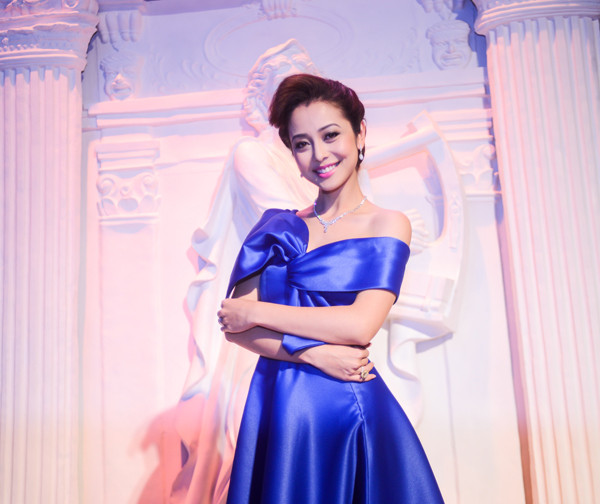 Jennifer Phạm được chồng hộ tống đi làm MC ảnh 2