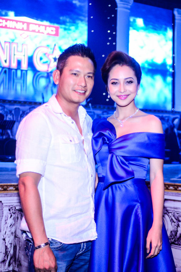 Jennifer Phạm được chồng hộ tống đi làm MC ảnh 6