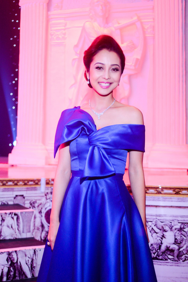 Jennifer Phạm được chồng hộ tống đi làm MC ảnh 1