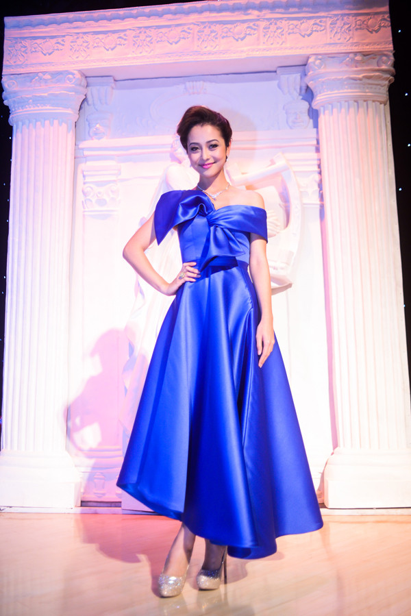 Jennifer Phạm được chồng hộ tống đi làm MC ảnh 4