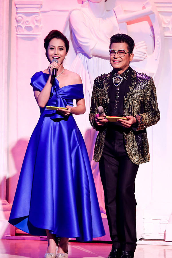 Jennifer Phạm được chồng hộ tống đi làm MC ảnh 11