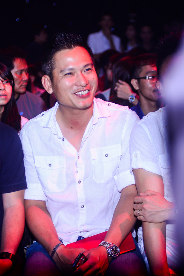 Jennifer Phạm được chồng hộ tống đi làm MC ảnh 7