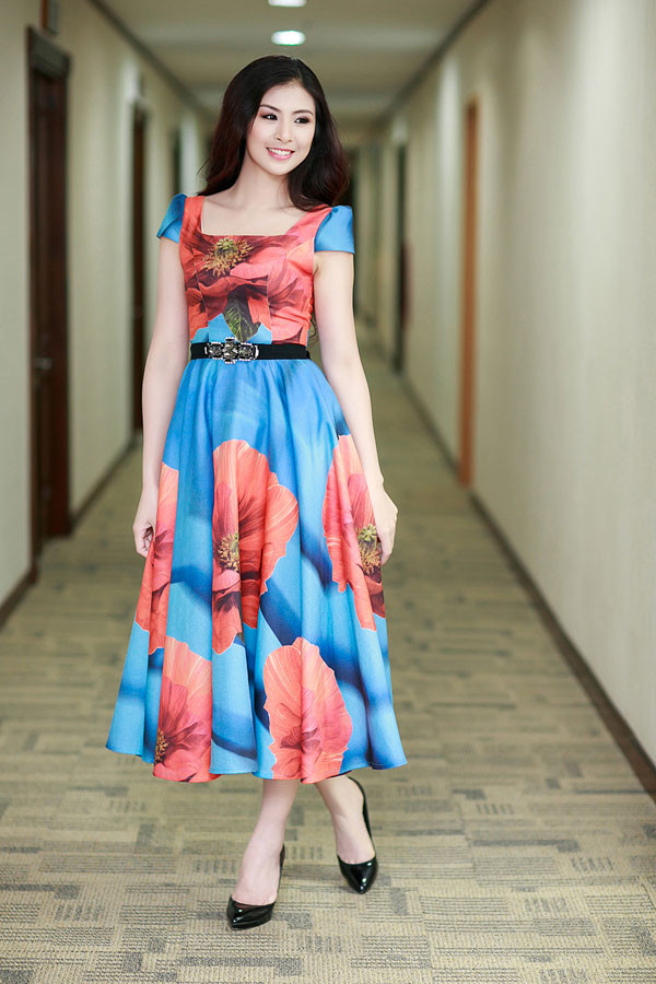 Hoa hậu Ngọc Hân xinh đẹp, yêu kiều với váy hoa ảnh 2