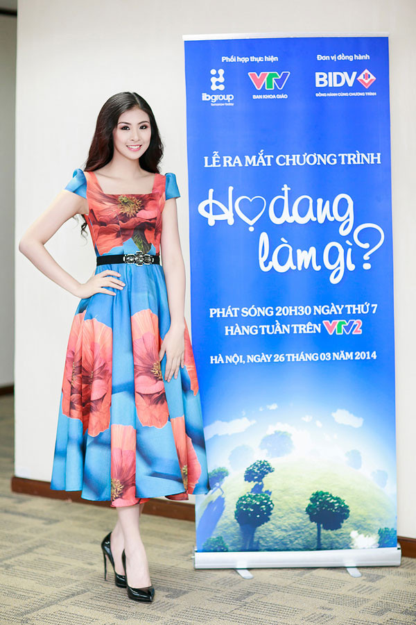 Hoa hậu Ngọc Hân xinh đẹp, yêu kiều với váy hoa ảnh 1