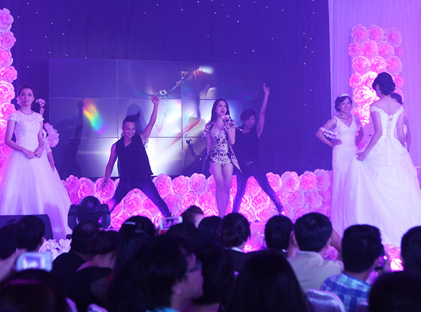 Hương Giang Idol mặc jumpsuit siêu ngắn, nhảy bốc lửa ảnh 1