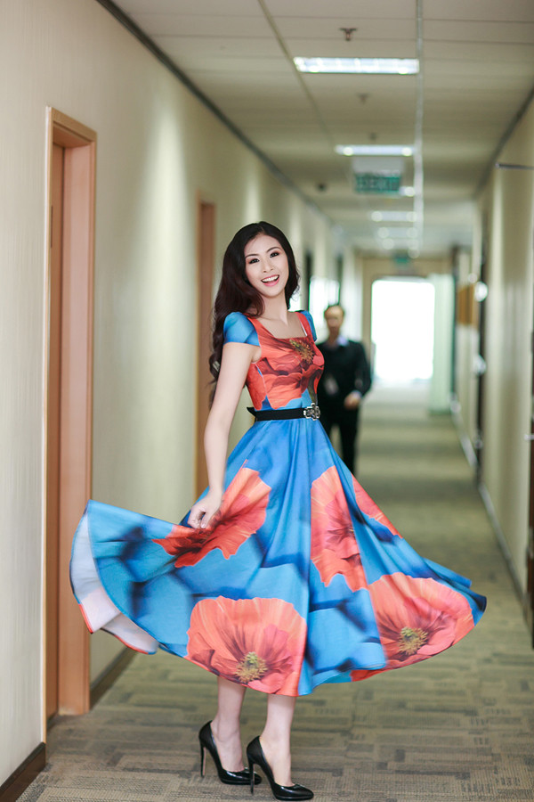 Hoa hậu Ngọc Hân xinh đẹp, yêu kiều với váy hoa ảnh 4