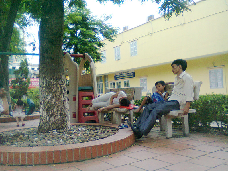 Nằm ngủ trên ghế đá. (Ảnh chụp tại bệnh viện Nhi Trung ương chiều 16-9). Nằm ngủ trên ghế đá. (Ảnh chụp tại bệnh viện Nhi Trung ương chiều 16-9)