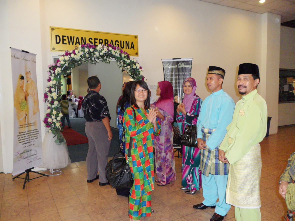 Huyền trong trang phục truyền thống của Malaysia tham dự một đám cưới. Huyền trong trang phục truyền thống của Malaysia tham dự một đám cưới