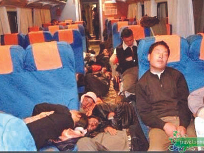 Ngủ vạ vật trên tàu xe trên đường về quê. Ảnh: Sohu Travel