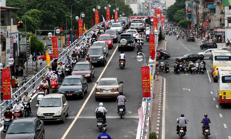 Cả hai cầu vượt thép đều được dựng bằng tám nhịp dầm. Cầu cho phép bốn làn xe (hai cho ô tô, hai cho xe máy)hoạt động. Cầu vượt Láng Hạ - Huỳnh Thúc Kháng dài 189 m, cao 4,75 m, rộng 9 m với tổng vốn đầu tư 67 tỉ đồng. Cầu vượt Tây Sơn - Thái Hà dài 249 m, có kích cỡ tương tự, tổng vốn đầu tư 65,5 tỉ đồng