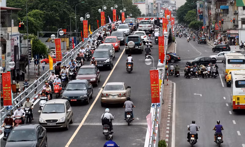 Cả hai cầu vượt thép đều được dựng bằng tám nhịp dầm. Cầu cho phép bốn làn xe (hai cho ô tô, hai cho xe máy)hoạt động. Cầu vượt Láng Hạ - Huỳnh Thúc Kháng dài 189 m, cao 4,75 m, rộng 9 m với tổng vốn đầu tư 67 tỉ đồng. Cầu vượt Tây Sơn - Thái Hà dài 249 m, có kích cỡ tương tự, tổng vốn đầu tư 65,5 tỉ đồng