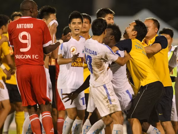 Tình huống lộn xộn trong trận đấu giữa Thanh Hóa và FC Sài Gòn