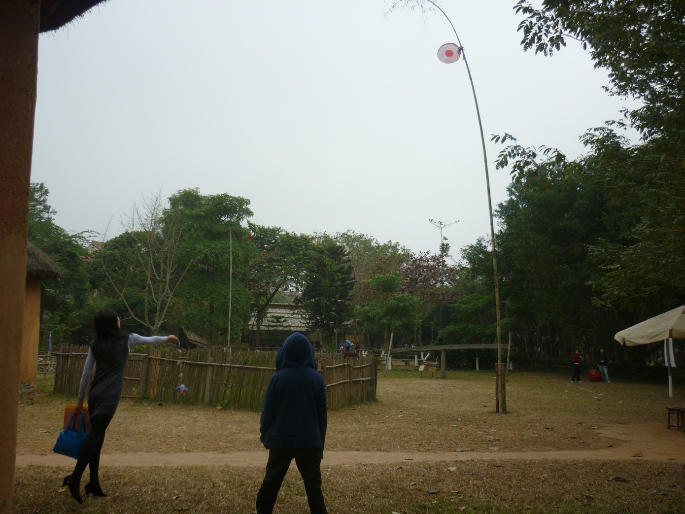 Thiếu nữ ném còn cầu duyên