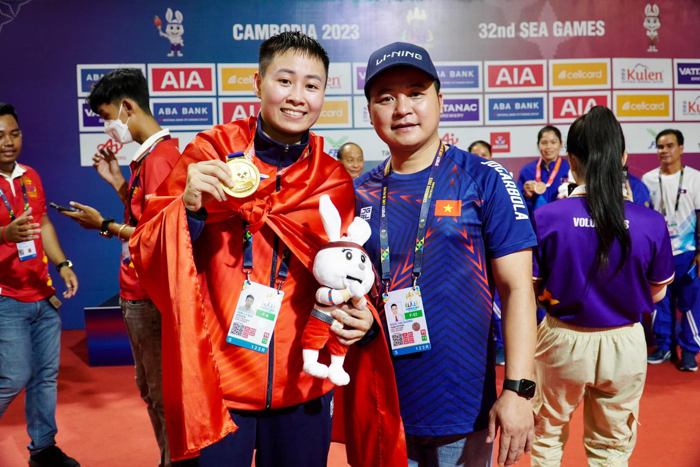 Năm 16 tuổi, Bùi Yến Ly lần đầu tiên ra mắt giải vô địch Muay Thái quốc gia đã giành luôn HCV. Từ đó đến nay, cô luôn &quot;thống trị&quot; sân chơi trong nước với 12 năm vô địch liên tiếp. Trên đấu trường quốc tế, Yến Ly cũng để lại dấu ấn với HCV World Games Muay Thái 2017, 4 HCV thế giới Muay Thái, HCV giải vô địch châu Á...