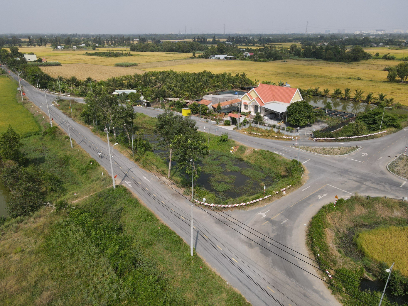 Cung đường chạy đi ngang di tích lịch sử nổi tiếng của xã Tân Nhựt là Khu Truyền thống cách mạng Cuộc Tổng tiến công và nổi dậy xuân Mậu Thân 1968 - Ảnh: Triều Hoàng